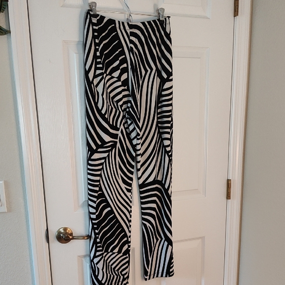 Chico's Black and White Wide Leg Pants with Abstract Print 6 Or 0 - Picture 3 of 3